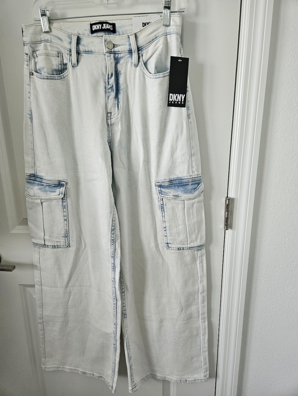 NWT DKNY JEANS Women's High-Rise Wide-Leg Cargos Open Sky Wash Sz 28 Wht Ptch